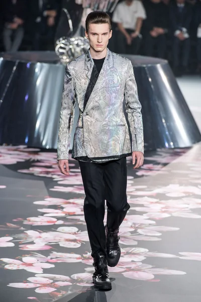 Look 32